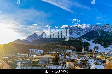 San Candido / Innichen au lever du soleil au Tyrol du Sud / Alto Adige, Italie pendant la saison d'hiver Banque D'Images