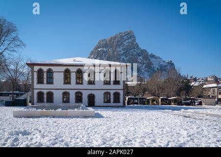 Afyonkarahisar/Turquie - 11 janvier 2020: Musée Afyon Zafer et château Afyon en arrière-plan Banque D'Images