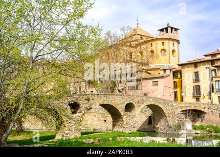 Pont romain avec cathédrale en arrière-plan à Vic, Catalogne, Espagne Banque D'Images