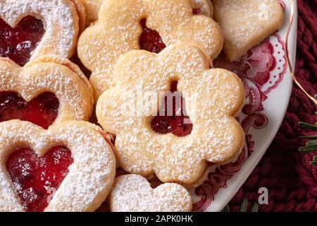 Détail des cookies de Noël Linzer traditionnels disposés sur une plaque Banque D'Images