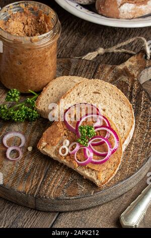 Tranches de pain sablées avec un lard de porc mélangé à des craquelins moulus sur un fond rustique Banque D'Images