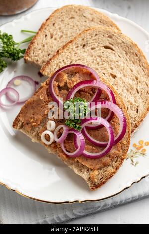 Tranches de pain sablées avec un lard de porc mélangé à des craquelins moulus, vue de dessus Banque D'Images