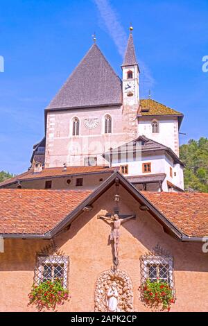 Sanctuaire de San Romedio dédié à Saint Romedius situé sur un éperon rocheux abrupte dans le paysage naturel du Val di non, Trentin, Italie Banque D'Images