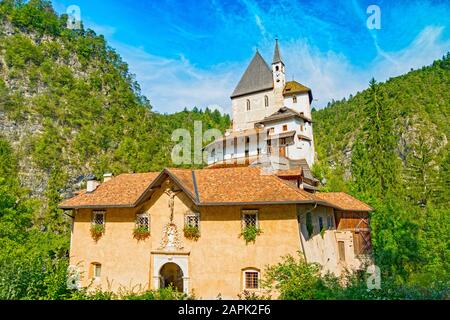 Sanctuaire de San Romedio dédié à Saint Romedius situé sur un éperon rocheux abrupte dans le paysage naturel du Val di non, Trentin, Italie Banque D'Images