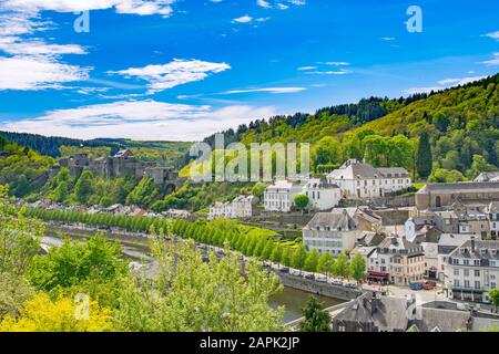 Panorama du village de Bouillon (Bouyon) et château médiéval en Belgique, province de Luxembourg et rivière Semois Banque D'Images