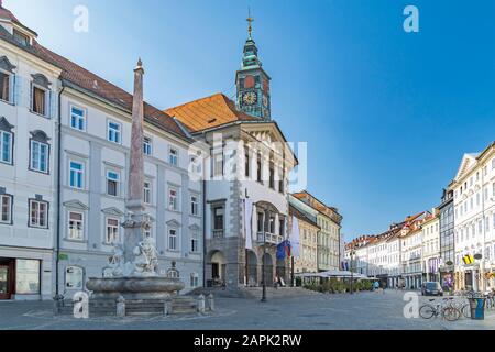 Ljubljana, capitale de la Slovénie, place de la vieille ville et rue - Mestni trg, Hôtel de ville (Magistrat) avec la célèbre fontaine Robba (Robbov vodnjak) Banque D'Images