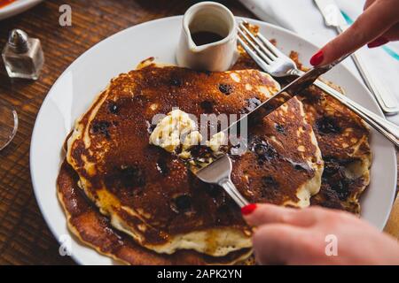 Petit déjeuner avec crêpes aux myrtilles Banque D'Images