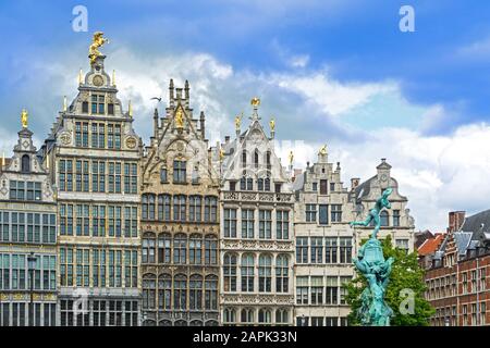 Cathédrale, maisons de guildes fontaine de Brabo et Grote Markt, place principale d'Anvers, Belgique Banque D'Images