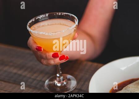 Boissons alcoolisées sur une table de restaurant Banque D'Images