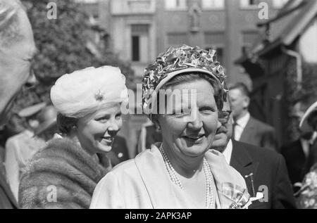 Troisième jour visite royale en Belgique, reine Juliana et princesse Beatrix à la date d'entrée : 1er juin 1960 lieu : Belgique mots clés : visites, reines Nom personnel : Beatrix, princesse, Juliana (Reine Pays-Bas) Banque D'Images