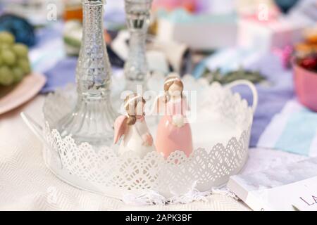 Figurines décoratives de filles avec ailes d'anges. Banque D'Images
