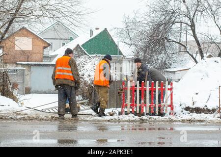 Les réparations de service d'urgence la ville de bris d'une conduite d'eau en hiver. Banque D'Images