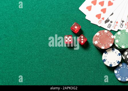 Table de poker de casino en vue d'en haut. Tableau vert avec des jetons de poker, cartes et dés, l'arrière-plan avec l'exemplaire de l'espace. Banque D'Images