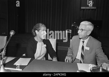 Troisième Congrès International Du Journal. Méthodologie et philosophie de la science à Kras. Y. Barkillel (pres.), Professeur A. Heyting et Mlle J. Hersch/Date: 25 août 1967 mots clés: Congrès Nom personnel: KRAS, Y. Barkillel, Professeur A. Heyting Banque D'Images