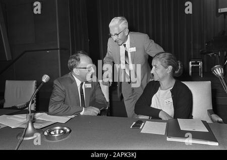 Troisième Congrès International Du Journal. Méthodologie et philosophie de la science à Kras. Y. Barkillel (pres.), Professeur A. Heyting et Mlle J. Hersch/Date: 25 août 1967 mots clés: Congrès Nom personnel: KRAS, Y. Barkillel, Professeur A. Heyting Banque D'Images