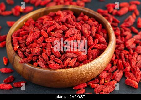 Baies de Goji dans une tasse en bois. Vue de dessus, mise au point sélective Banque D'Images