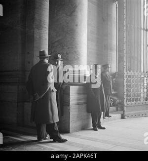 Rome: Visite de la Cité du Vatican Description: Détectives à l'entrée de la basilique Saint-Pierre à Rome Date: Décembre 1937 lieu: Italie, Rome, Cité du Vatican mots clés: Détectives, édifices religieux, piliers, ports Banque D'Images