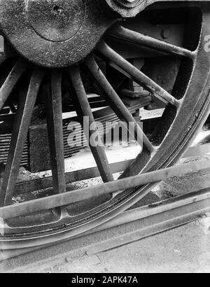 Reportage Nederlandse Spoorwegen Description: Détail d'une roue d'une locomotive à vapeur Date: 1932 lieu: Amsterdam, Noord-Holland mots clés: Chemins de fer, locomotives à vapeur Banque D'Images