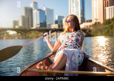Style de vie amusant jour d'été en bateau sur l'eau à côté de la ville urbaine paysage urbain, la relaxation, le voyage et le tourisme Banque D'Images