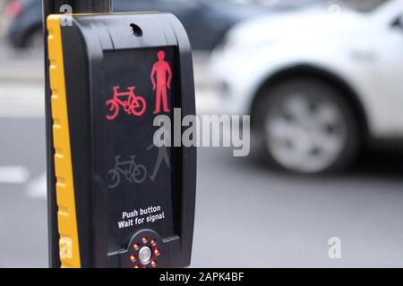 Feu de circulation avec signal d'interdiction de brûlure pour les cyclistes et les piétons Banque D'Images