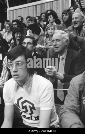 Semi-final Europaup volley in Rijswijk: Starlift Blokkeer contre AZS Olsztyn (Pologne) Description: Dé Stoop (deuxième rangée de dessous, main levée) dans les stands Date: 9 février 1974 lieu: Rijswijk, Zuid-Holland mots clés: Sport, Nom personnel: Stoop, Dingeman, Stoop, institution, nom: Europaascenseur/Starlift Block Banque D'Images