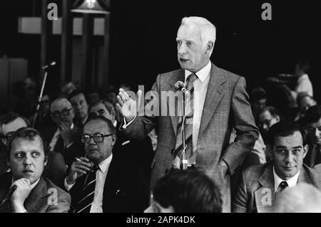 Réunion générale football rémunéré (KNVB) dans Zeist Description: Dé Stoop au microphone Date: 26 mai 1979 lieu: Utrecht, Zeist mots clés: Sport, réunions, football Nom personnel: Stoop, Le nom de l'institution: KNVB Banque D'Images