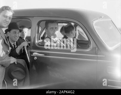 Anthony Fokker Description: M. Alkpéchés, chef de l'aviation russe et constructeur d'aéronefs Anthony Fokker (au volant) dans un aéroflow Chrysler à l'aéroport de Schiphol Date: 27 août 1934 lieu: Noord-Holland, mots clés: Voitures, aéroports Nom personnel: Alksins, [...], Fokker, Anthony Nom de l'établissement: Schiphol Banque D'Images