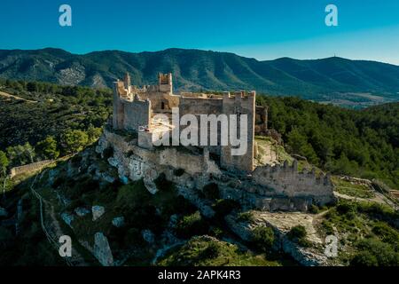 Vue panoramique aérienne sur Alcalá de Xivert (Alcalá de Chivert) les ruines du château médiéval de Templiers chevalier dans la province de Valence Espagne Banque D'Images