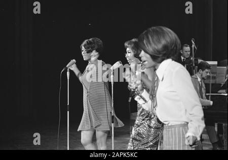 Diana Ross et Les Supremes lors de l'enregistrement au RAI pour AVRO-TV Date: 16 janvier 1968 Nom personnel: Diana Ross Nom de l'institution: Suprémes, Le Banque D'Images