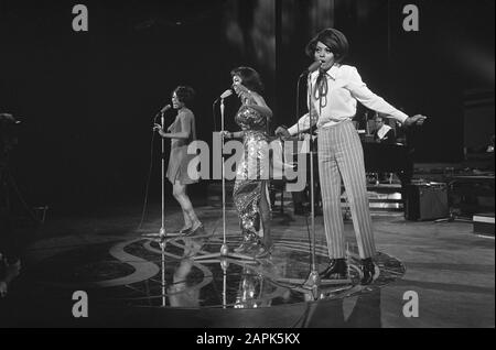 Diana Ross et Les Supremes lors de l'enregistrement au RAI pour AVRO-TV Date: 16 janvier 1968 Nom personnel: Diana Ross Nom de l'institution: Suprémes, Le Banque D'Images