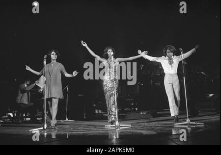 Diana Ross et Les Supremes lors de l'enregistrement au RAI pour AVRO-TV Date: 16 janvier 1968 Nom personnel: Diana Ross Nom de l'institution: Suprémes, Le Banque D'Images