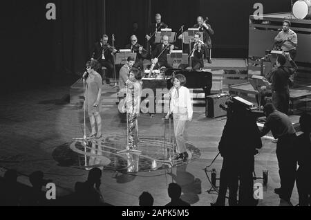 Diana Ross et Les Supremes lors de l'enregistrement au RAI pour AVRO-TV Date: 16 janvier 1968 Nom personnel: Diana Ross Nom de l'institution: Suprémes, Le Banque D'Images