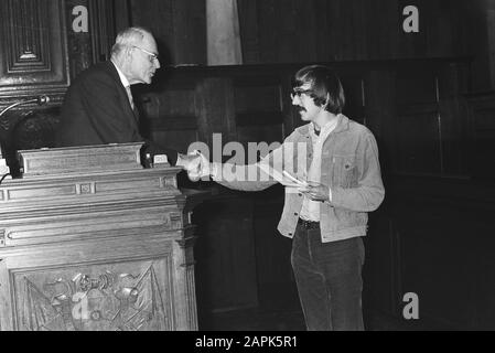 Reina Prinsen Geerligsprijs 1970 Description: Le poète Arie van der Berg reçoit Reina Prinsen Geerligsprijs dans l'Aula de l'Université d'Amsterdam; R.J. Prinsen Geerligs (à gauche) félicite le poète Date: 24 novembre 1970 lieu: Amsterdam, Noord-Holland mots clés: Poètes, littérature, poésie, prix, écrivains Nom personnel: Berg, Arie van der, Prinsen Geerligs, R.J. Banque D'Images