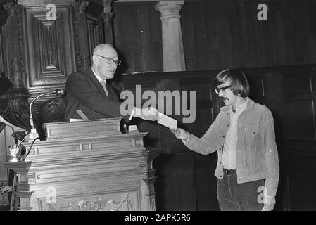 Reina Prinsen Geerligsprijs 1970 Description: Le poète Arie van der Berg reçoit Reina Prinsen Geerligsprijs dans l'Aula de l'Université d'Amsterdam; R.J. Prix Prinsen Geerligs (à gauche) Date: 24 novembre 1970 lieu: Amsterdam, Noord-Holland mots clés: Poètes, littérature, poésie, prix, écrivains Nom personnel: Berg, Arie van der, Prinsen Geerligs, R.J. Banque D'Images
