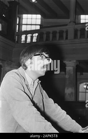 Reina Prinsen Geerligsprijs 1970 Description: Le poète Arie van der Berg reçoit Reina Prinsen Geerligsprijs dans l'Aula de l'Université d'Amsterdam; le gagnant du prix se lit de son propre travail Date: 24 novembre 1970 lieu: Amsterdam, Noord-Holland mots clés: Poètes, littérature, poésie, prix, écrivains Nom personnel: Berg, Arie van der Banque D'Images