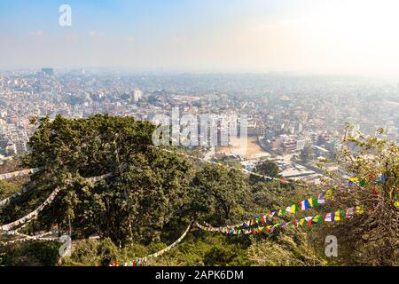 Vue sur Katmandou depuis le complexe du temple de Swayambhunath, au Népal Banque D'Images