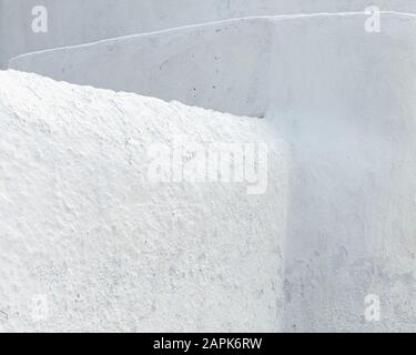 Angles lavés blancs et courbes de murs à Pyrgos Kalistis, Santorin, Grèce Banque D'Images