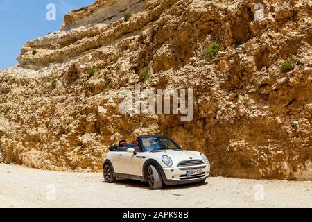 Malte Valletta le 16 juin 2019: Une voiture blanche est debout contre un grand mur de pierre par une journée ensoleillée. Banque D'Images