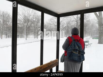 Racine, Wisconsin, États-Unis. 23 janvier 2020. Les passagers du transport en commun attendent un bus de la ville près de Gateway Technical College à racine, dans le Wisconsin. Trois jours de neige on et off sont attendus dans les régions de racine et de Chicago/Milwaukee à partir du jeudi 23 janvier 2020. Crédit: Mark Hertzberg/Zuma Wire/Alay Live News Banque D'Images