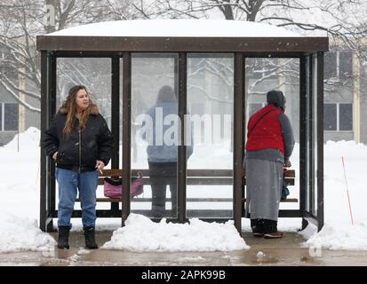 Racine, Wisconsin, États-Unis. 23 janvier 2020. Les passagers du transport en commun attendent un bus de la ville près de Gateway Technical College à racine, dans le Wisconsin. Trois jours de neige on et off sont attendus dans les régions de racine et de Chicago/Milwaukee à partir du jeudi 23 janvier 2020. Crédit: Mark Hertzberg/Zuma Wire/Alay Live News Banque D'Images