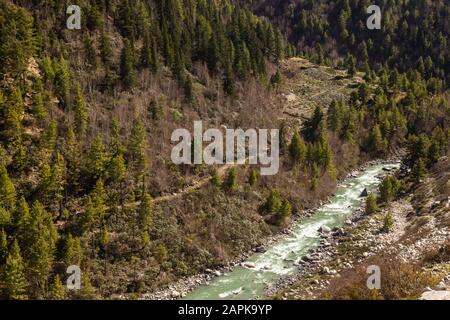 Vue aérienne de la rivière Baspa depuis le village himalayan de Chitkul à Kinnaur, en Inde. Banque D'Images