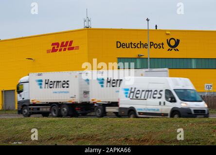 Mayence, Allemagne. 23 janvier 2020. Deux véhicules Hermes sont passés devant le centre de distribution Deutsche Post/DHL. Crédit: Andreas Arnold/Dpa/Alay Live News Banque D'Images