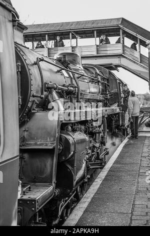 Noir et blanc, vue latérale de près de la locomotive du train à vapeur britannique en attente de départ à la gare de Bewdley, chemin de fer du patrimoine de Severn Valley. Banque D'Images