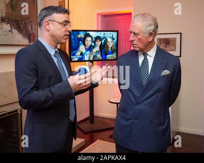 Le Prince de Galles (à droite) avec le professeur Hossam Haic présentant Bio Sketch lors d'une réception à la résidence de l'ambassadeur à tel Aviv, le premier jour de sa visite en Israël et dans les territoires palestiniens occupés. Banque D'Images