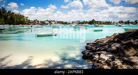 Plage et bateaux à Grand Baie, Ile Maurice. Banque D'Images