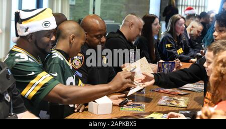 Racine, Wisconsin, USA. Dec 21, 2019. Agents du FBI et des agents de police et de l'ancien Green Bay Packers star LEROY BUTLER signe Livres et cartes pour les enfants comme quelque 20 000 livres sont disponibles pour les enfants à Racine, Wisconsin de prendre gratuitement à la 17e édition de flics 'n Kids Book Giveaway à la salle des fêtes Samedi 21 décembre 2019. Then-Racine policier Julia Burney Witherspoon fondé les flics 'n Kids Reading Centre dans un quartier central de la ville en 2001 après avoir répondu à un appel à un cambriolage à l'entrepôt dans lequel des milliers de livres d'or ont été légèrement endommagé stor Banque D'Images