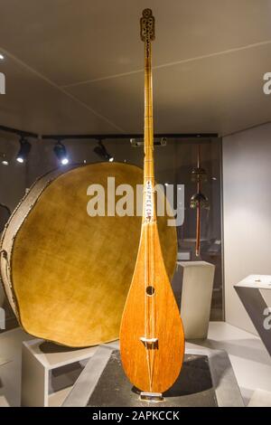 Instrument à cordes Dombra du XIXe siècle au Musée des instruments de musique kazakh à Almaty Kazakhstan Banque D'Images