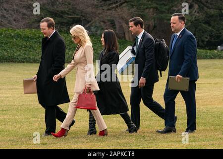 Washington, États-Unis. 23 janvier 2020. Brian Jack, Directeur Politique De La Maison-Blanche, Kellyanne Conway, Conseiller Du Président Trump, Catherine Keller, Adjointe Du Président, Johnny Mcentee, Trump Aide, Et Daniel Scavino Jr., directeur des médias sociaux de la Maison Blanche, se joint au président américain Donald Trump à bord de Marine One, la pelouse sud de la Maison Blanche à Washington, DC le jeudi 23 janvier 2020.Credit: UPI/Alay Live News Banque D'Images