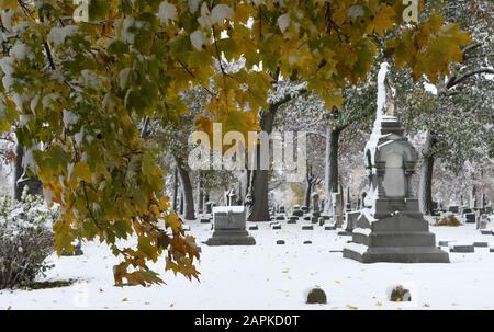 31 octobre 2019, racine, Wisconsin, États-Unis : les couleurs de l'automne sont encore évidentes sur de nombreux arbres lorsque le cimetière historique de Mound de couvertures de neige tôt dans la saison à racine, Wisconsin, jeudi 31 octobre 2019. Certaines communautés de la région ont reporté le tour d'Halloween ou ont traité des activités à cause de la neige. (Image De Crédit : © Mark Hertzberg/Zuma Wire) Banque D'Images