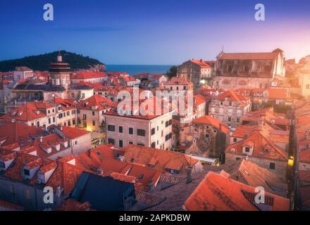 Vue aérienne sur les maisons avec toits rouges au coucher du soleil à Dubrovnik Banque D'Images